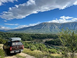 Schluchten entlang am Fluss im Naturpark Dinara
