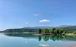 Der See Peruca im Frühsommer