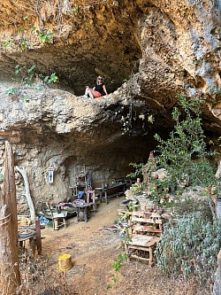 Doppelstöckige, möblierte Höhle